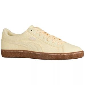 NEVER WORN PUMAS WITH BOX